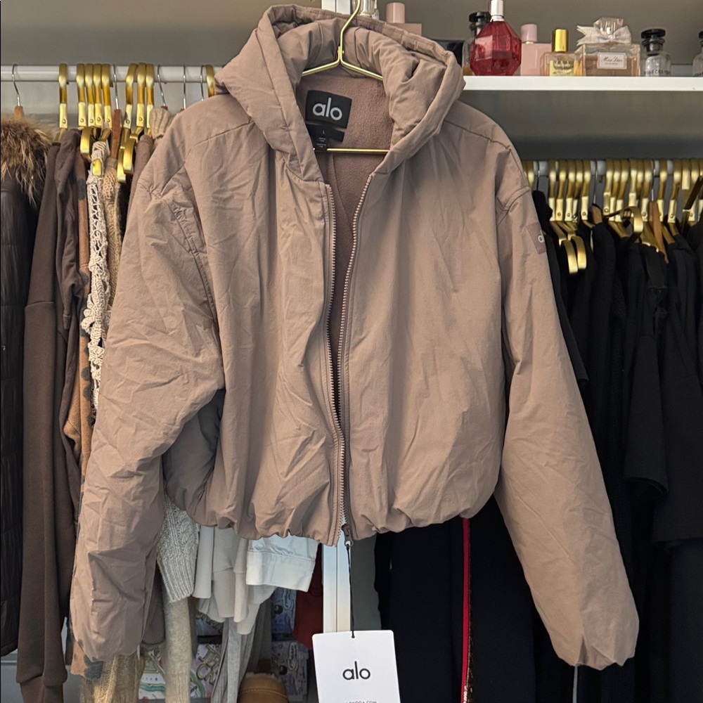 Alo Cropped Mountain Peak Full-Zip Hoodie color mushroom - Picture 6 of 10